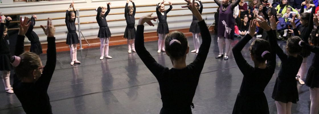 EscoladoBalletjuntaalunosefamliaemAulaAberta_C_0_1598008454.