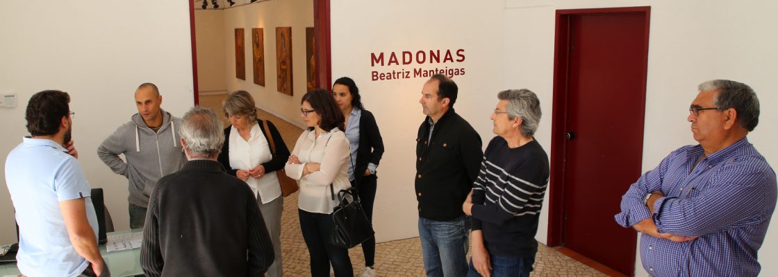 PresidentedaCmaraeVereadorescomPelourosvisitamBibliotecaeGaleriaMunicipaldeMontemoroNovo_F_0_1598...