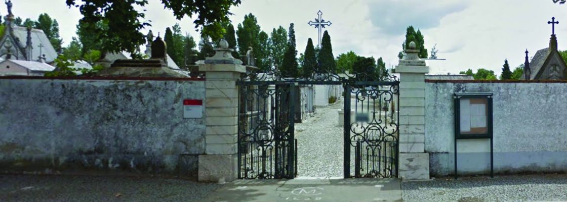 Objetos ao abandono no Cemitério Municipal de São Francisco