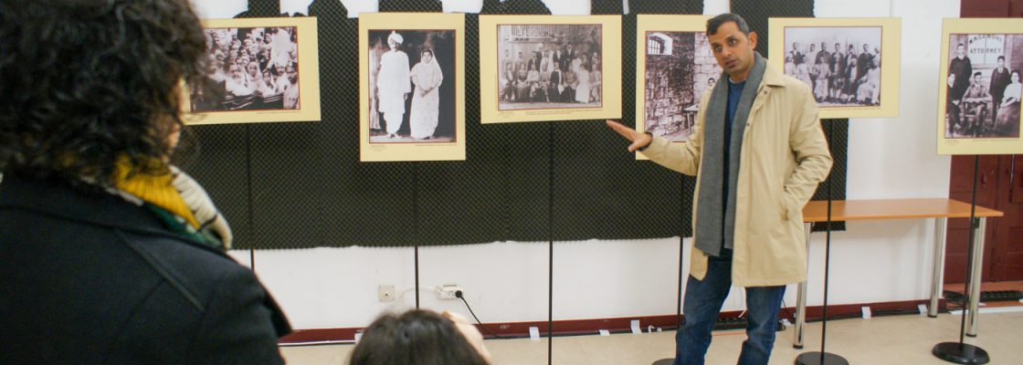 Exposição sobre vida de Gandhi explicada na Biblioteca Municipal