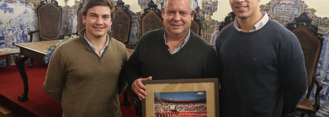 Forcados de Montemor entregam Prémio Amizade a Presidente Olímpio Galvão