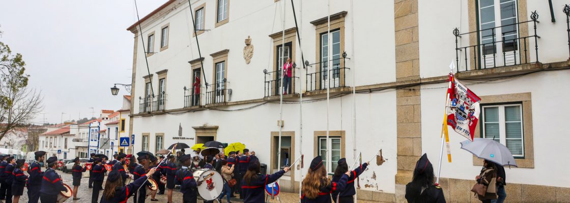 Hastear das Bandeiras deu início ao Dia do Município