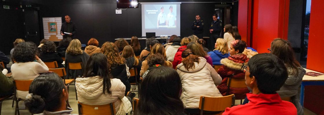 Comportamentos de risco na adolescência discutidos na Escola Secundária