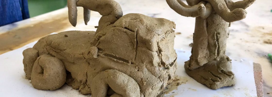 Modelagem de barro nos Sábados em Família da Oficina da Criança