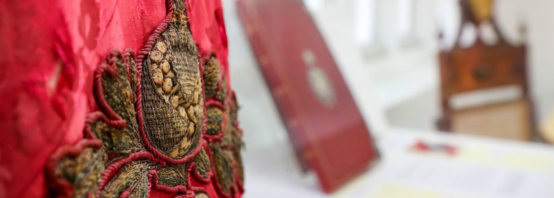 Simbologia da heráldica em exposição no Arquivo Municipal