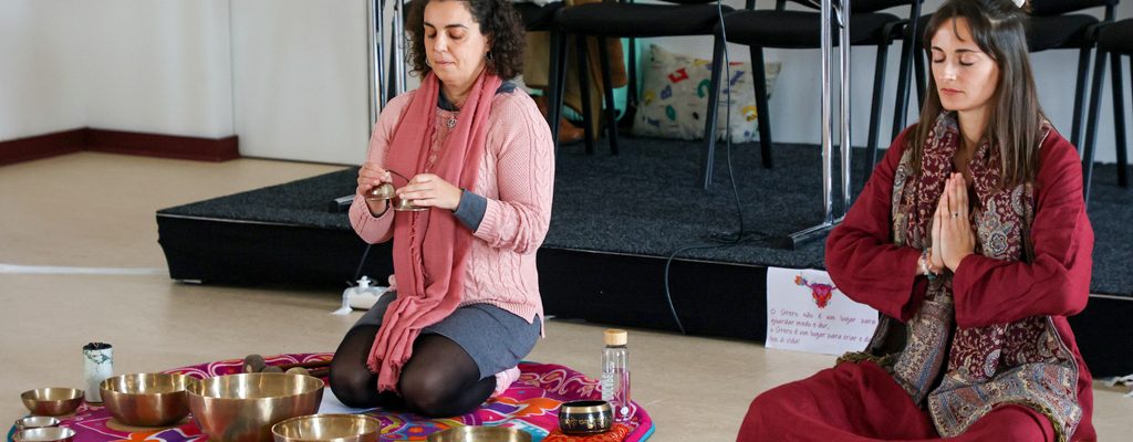 Boas energias na Biblioteca Municipal em nova sessão com taças tibetanas