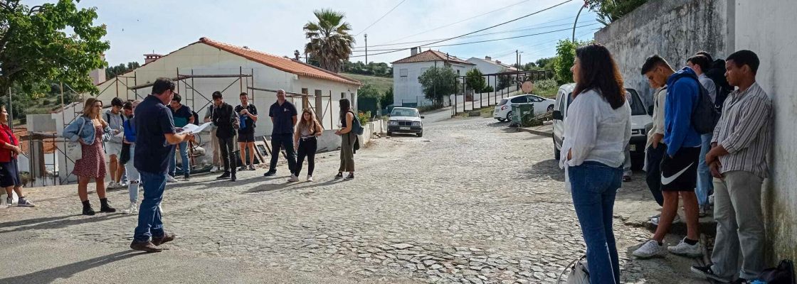 Percurso do Roteiro Literário Levantado do Chão com turmas da Escola Secundária de Montemor-o-...