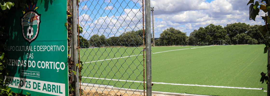 Relvado Sintético do Campo 25 de Abril de Fazendas do Cortiço em fase adiantada
