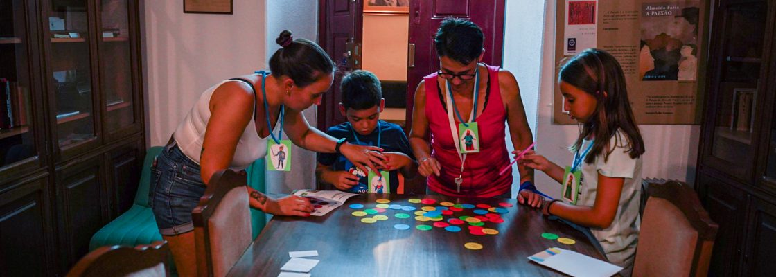 Famílias conquistam Biblioteca Municipal durante a noite