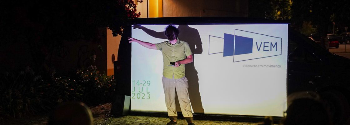 Videoarte em Movimento no exterior do Cineteatro Curvo Semedo