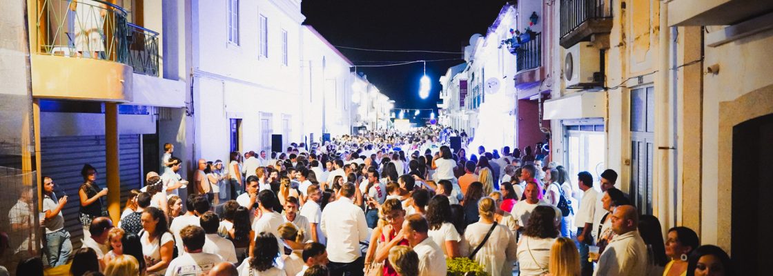 Noite Branca promove o comércio local e enche a Rua de Aviz de animação