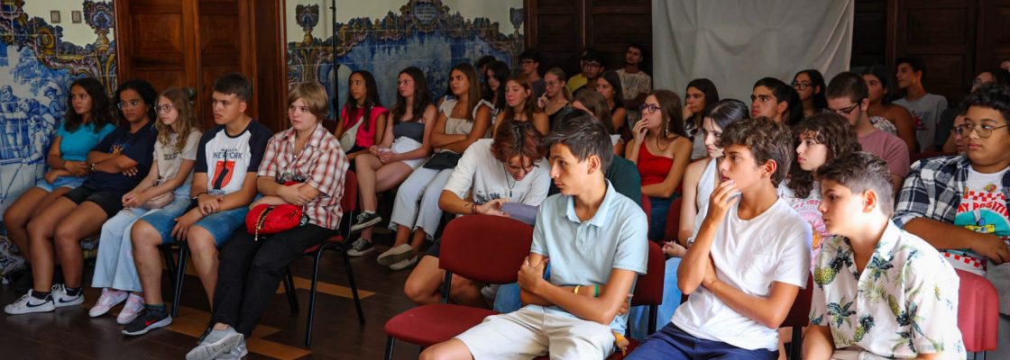Jovens Voluntários da Feira da Luz recebidos no Salão Nobre da Câmara Municipal
