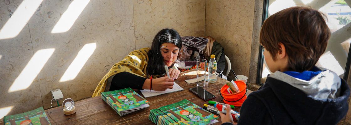 Livro infantil ‘Um Prado de Dentes-de-Leão’ lançado no Mercado Municipal