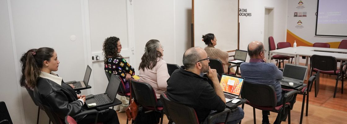 Formação em Comunicação Digital em curso na Casa das Associações