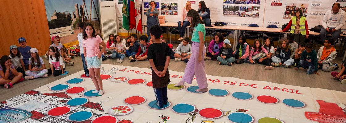 Crianças do 4.º ano descobrem o 25 de Abril a jogar