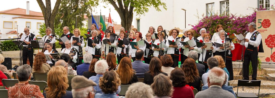 Tuna da Universidade Sénior do GAM também cantou Abril