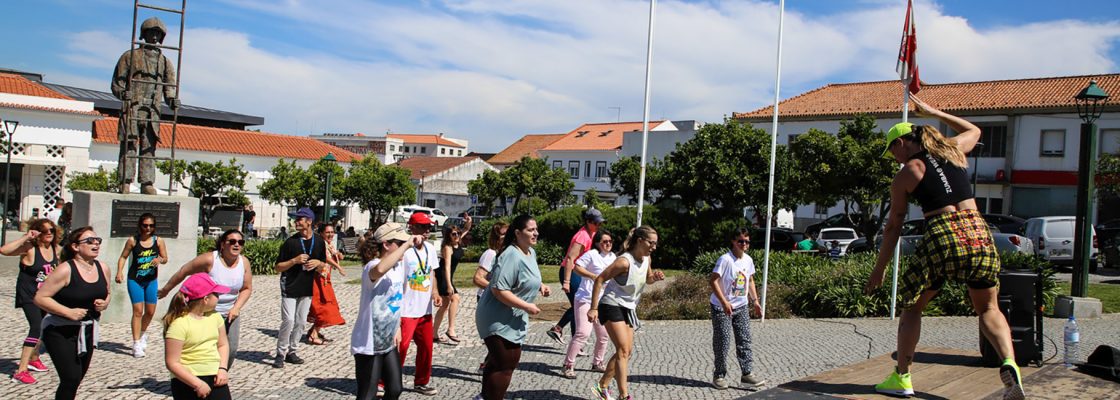 Aula de Zumba no Mercado anima Campanha Pirilampo Mágico