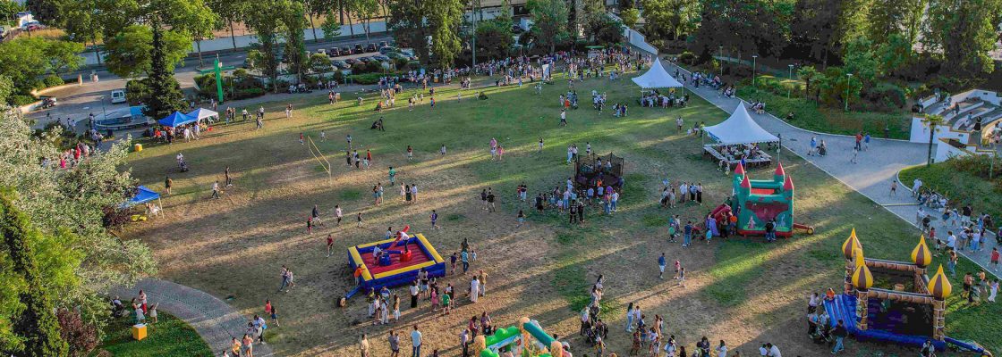 Parque Urbano com ambiente de festa no Dia Mundial da Criança