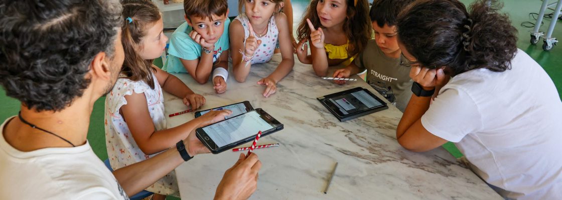 Crianças personalizam azulejos a partir de desenhos digitais na Oficina da Criança