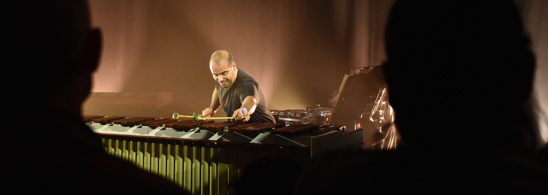 Percussionista Álvaro Cortez em concerto na Sociedade Carlista