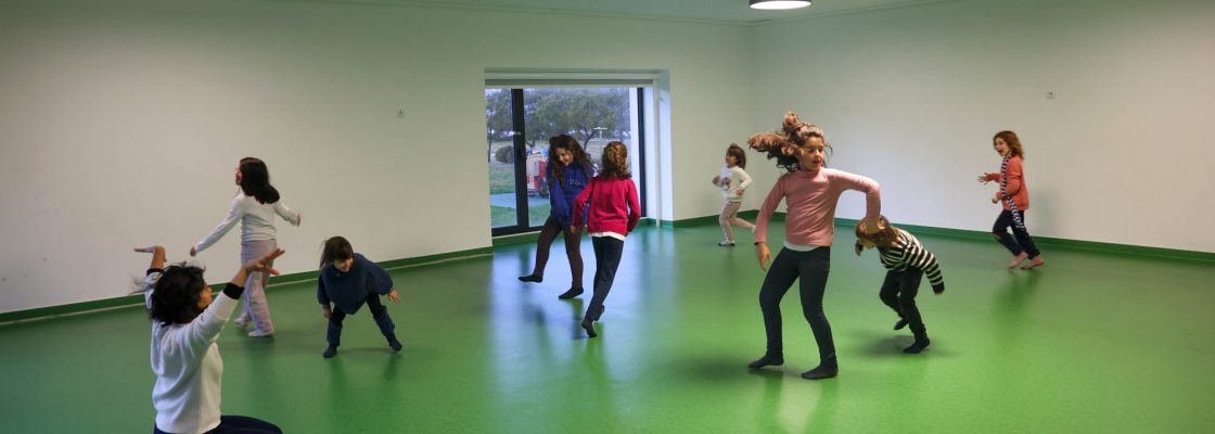 ‘Dança do Pião’ leva crianças a explorar o mundo da dança criativa