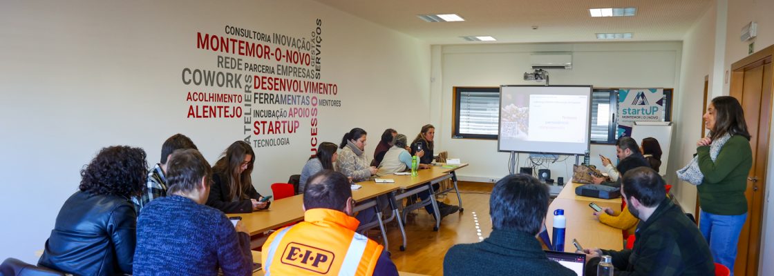 Formação em Liderança, Gestão e Motivação de Equipas em curso no edifício da start-up Mont...
