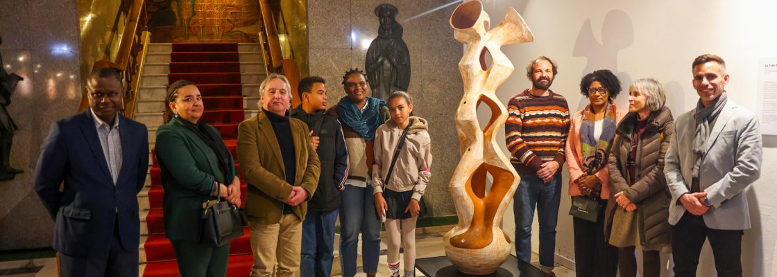 Peça ‘As Três Marias’, de Jacira da Conceição, instalada no átrio da Câmara Municipal d...
