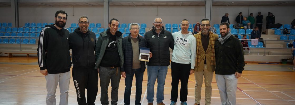 Luís Ferreira homenageado pelo seu trabalho em prol do andebol montemorense