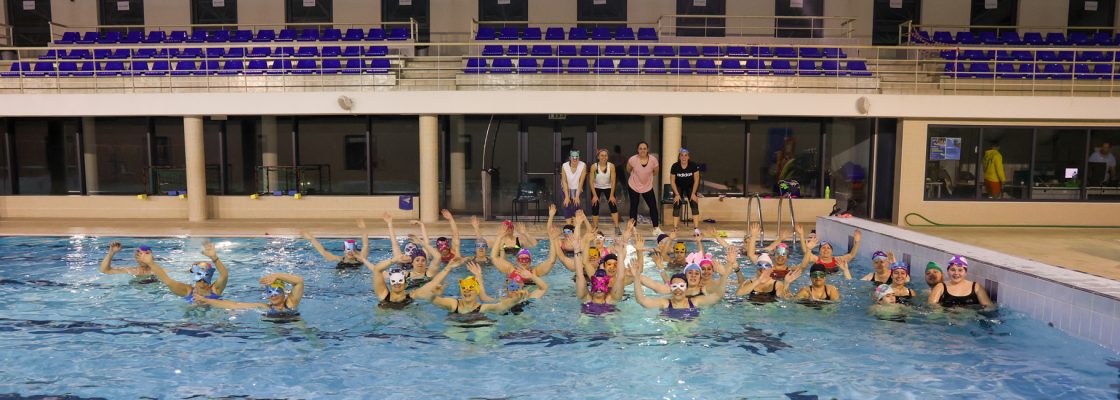 Aula aberta de Hidroginástica anima Piscina Coberta em semana de Carnaval