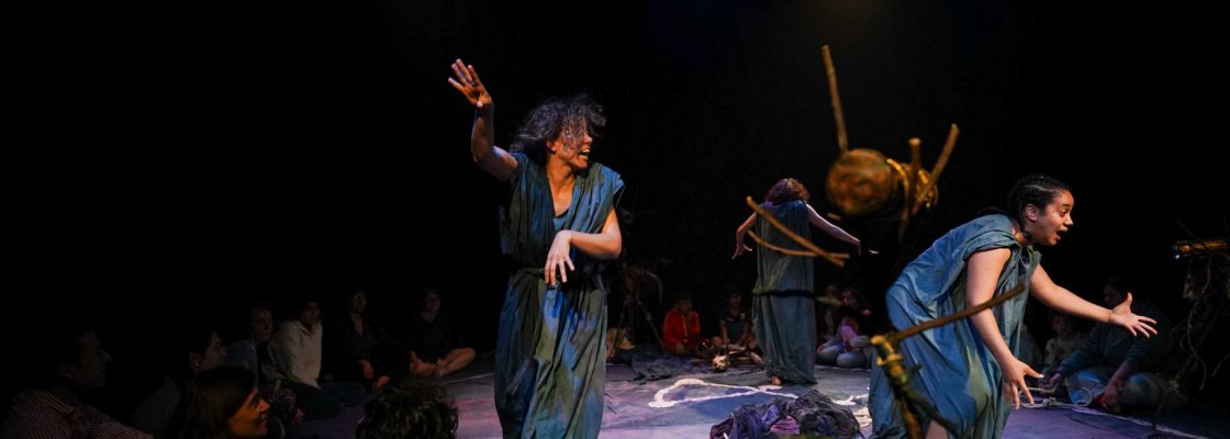 Um Coletivo apresentou ‘Olha a Bruxa, Nicolau’ no Cineteatro Curvo Semedo