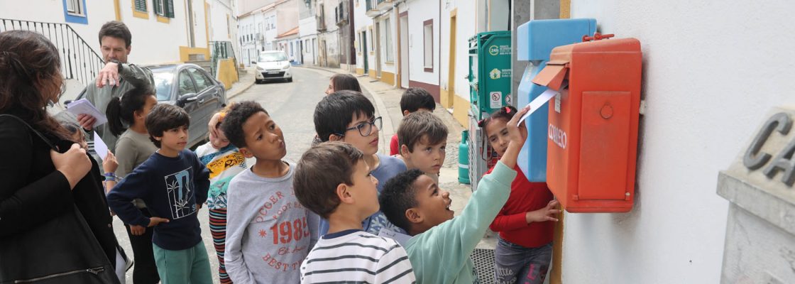 Alunos da Escola Básica de Lavre trocam cartas com alunos de Escola Primária da Azinhaga