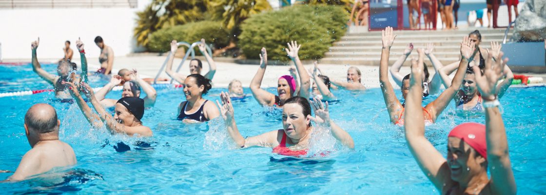 Aula aberta de hidroginástica no âmbito do Programa de Férias de Verão 2025