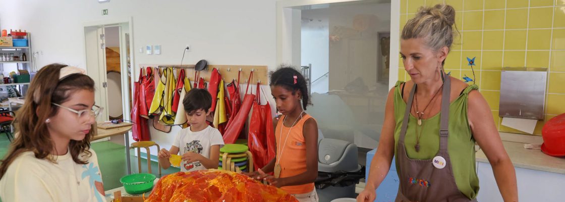 Oficina da Criança promove atelier de construção de candeeiros para exposição na Feira da Luz