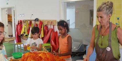 Oficina da Criança promove atelier de construção de candeeiros para exposição na Feira da Luz