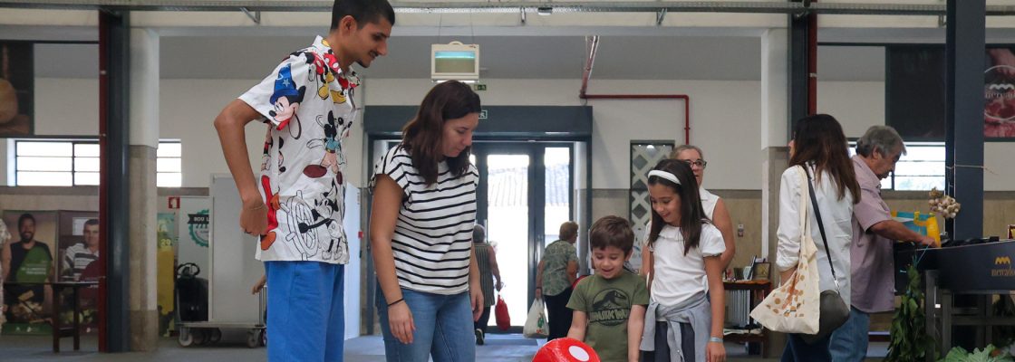 Jogo gigante ‘Cores e Sabores’ promoveu alimentação sustentável no Mercado Municipal