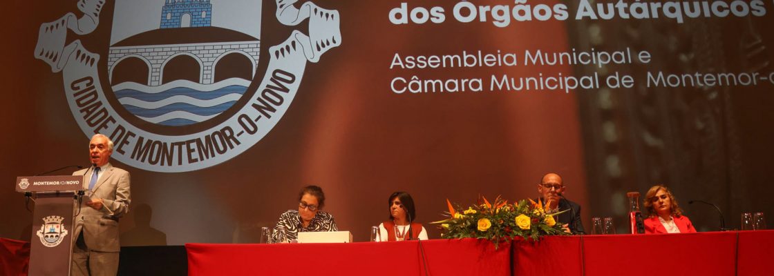 Carlos Pinto de Sá tomou posse como Presidente da Câmara Municipal de Montemor-o-Novo dizendo q...
